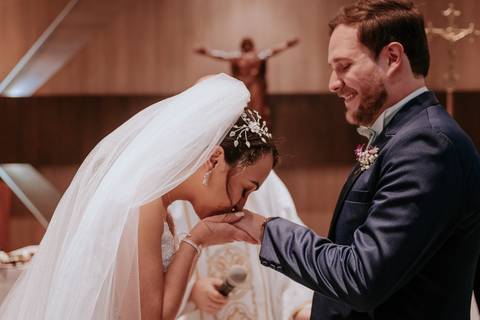 beijo pós aliança beijo na mão do noivo'