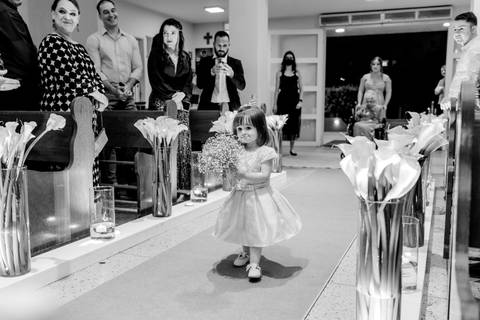 daminha de honra entrando no casamento cheia de charme e estilo'