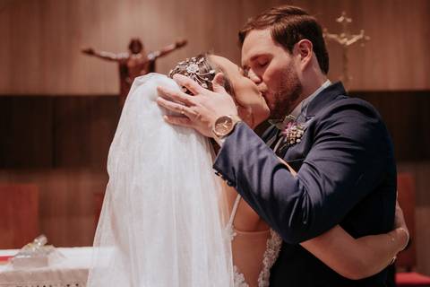 beijo dos noivos em casamento'