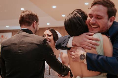 cumprimento dos padrinhos e madrinhas pós cerimônia de casamento na igreja católica de bauru são cristóvão registrado pela fotógrafa de casamento Thais Augusto Fotografia'