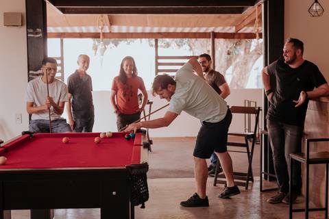 casamento cate e bruno, making of do noivo com os amigos no salão de cabelereiro e barbearia MAISON em Bauru-SP amigos curtem no making of e fotógrafa de casamento Thais Augusto Fotografia registra tudo de forma natural, espontâneo e criativa e mto amor'
