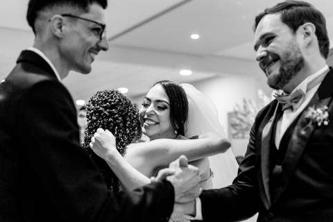 cumprimento dos padrinhos e madrinhas pós cerimônia de casamento na igreja católica de bauru são cristóvão registrado pela fotógrafa de casamento Thais Augusto Fotografia'