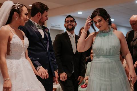 cumprimento dos padrinhos e madrinhas pós cerimônia de casamento na igreja católica de bauru são cristóvão registrado pela fotógrafa de casamento Thais Augusto Fotografia'