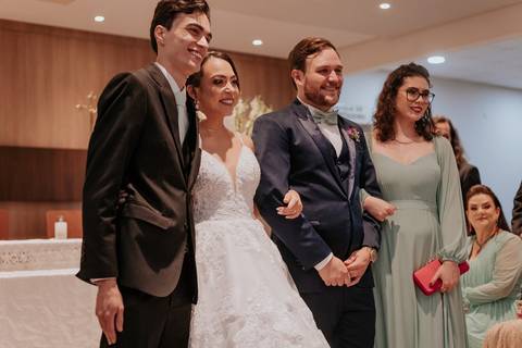 cumprimento dos padrinhos e madrinhas pós cerimônia de casamento na igreja católica de bauru são cristóvão registrado pela fotógrafa de casamento Thais Augusto Fotografia'