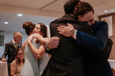 cumprimento dos padrinhos e madrinhas pós cerimônia de casamento na igreja católica de bauru são cristóvão registrado pela fotógrafa de casamento Thais Augusto Fotografia'