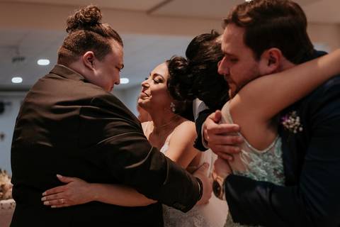 cumprimento dos padrinhos e madrinhas pós cerimônia de casamento na igreja católica de bauru são cristóvão registrado pela fotógrafa de casamento Thais Augusto Fotografia'