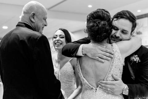 cumprimento dos padrinhos e madrinhas pós cerimônia de casamento na igreja católica de bauru são cristóvão registrado pela fotógrafa de casamento Thais Augusto Fotografia'