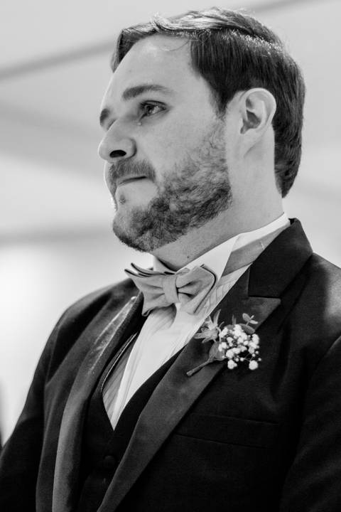 noivo emocionado na porta da igreja com a mãe, fotografa Thais augusto fotografia pegou detalhe real do acontecido no casamento igreja católica em bauru são cristóvão'