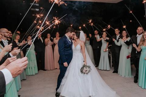 sparkles no casamento - saída do casamento com sparkles segurando os padrinhos para saida dos noivos '