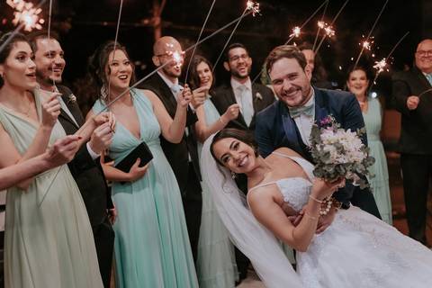 sparkles no casamento - saída do casamento com sparkles segurando os padrinhos para saida dos noivos '