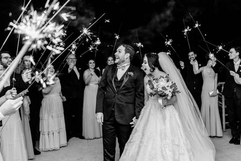 sparkles no casamento - saída do casamento com sparkles segurando os padrinhos para saida dos noivos '