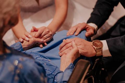 toque nas mãos da vó no dia do casamento'