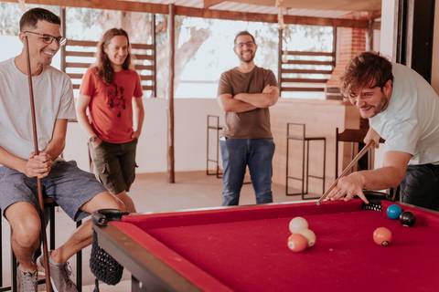 casamento cate e bruno, making of do noivo com os amigos no salão de cabelereiro e barbearia MAISON em Bauru-SP amigos curtem no making of e fotógrafa de casamento Thais Augusto Fotografia registra tudo de forma natural, espontâneo e criativa e mto amor'