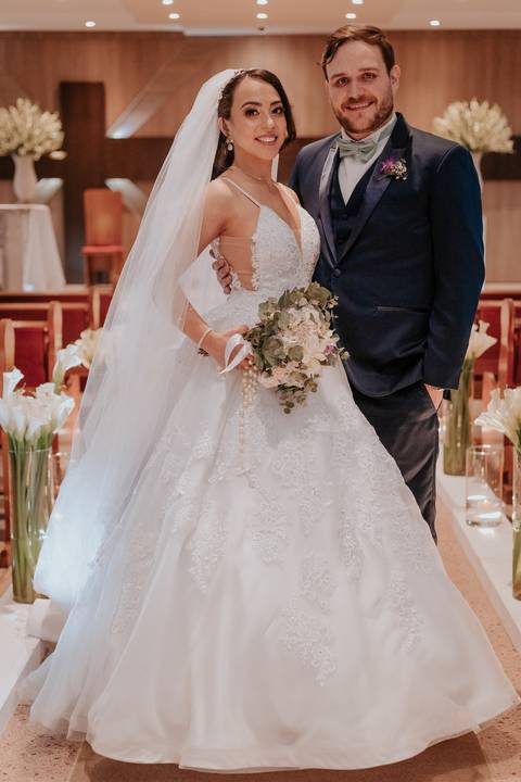 direcionamento de casal pós casamento fotos protocolares de noivos fotografa de casamento em bauru e região registra noivos na saída da igreja'