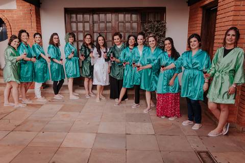 casamento cate e bruno, making of da noiva com as madrinha no salão de cabelereiro MAISON em Bauru-SP Marcelo biscalchin make e fotógrafa de casamento Thais Augusto Fotografia registra tudo de forma natural, espontâneo e criativa e mto amor'