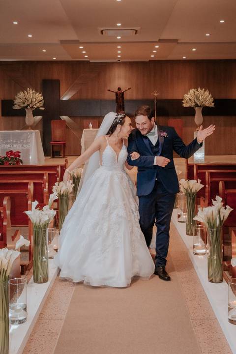 direcionamento de casal pós casamento fotos protocolares de noivos fotografa de casamento em bauru e região registra noivos na saída da igreja'