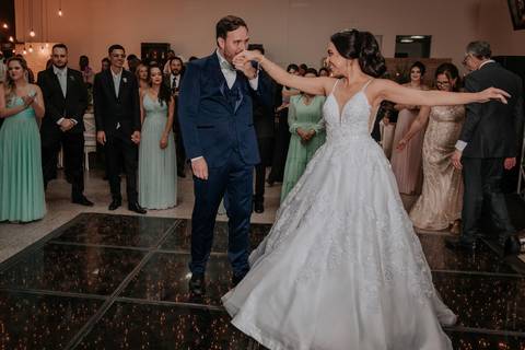 valsa dos noivos noiva bailarina dança com noivos na festa de casamento'