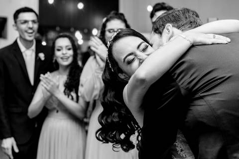 abraço dos noivos pos festa de casamento '