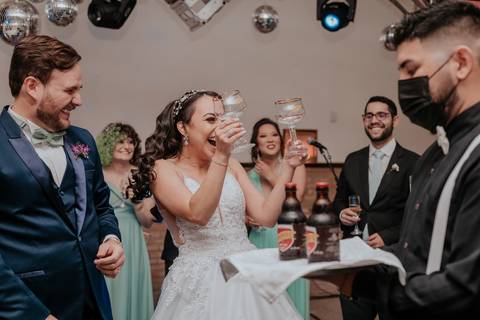 brinde do casal com cerveja artesanal no dia do casamento inves de champagne noivo presenteia noiva com brinde de cerveja preta artesanal'