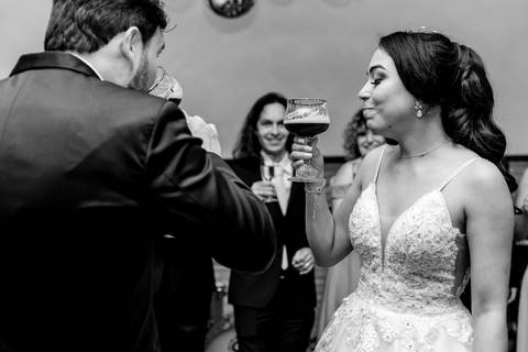 brinde do casal com cerveja artesanal no dia do casamento inves de champagne noivo presenteia noiva com brinde de cerveja preta artesanal'
