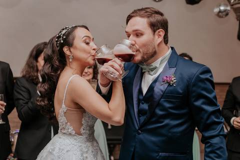 brinde do casal com cerveja artesanal no dia do casamento inves de champagne noivo presenteia noiva com brinde de cerveja preta artesanal'