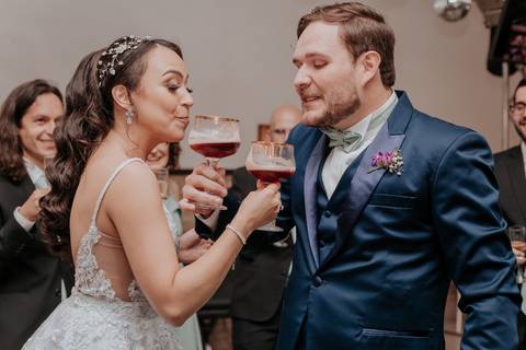 brinde do casal com cerveja artesanal no dia do casamento inves de champagne noivo presenteia noiva com brinde de cerveja preta artesanal'