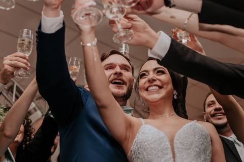 brinde do casal com cerveja artesanal no dia do casamento inves de champagne noivo presenteia noiva com brinde de cerveja preta artesanal'