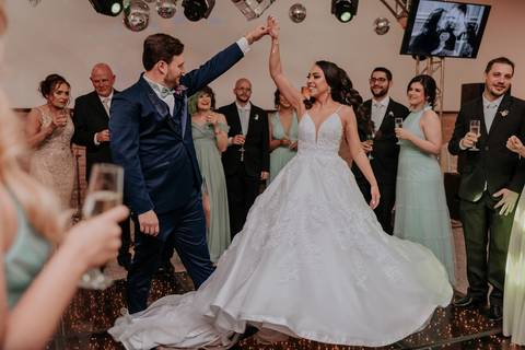 valsa dos noivos noiva bailarina dança com noivos na festa de casamento em piratininga buffet talita rodrigues'