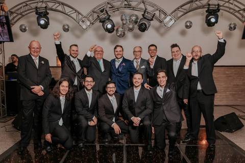 padrinhos com noivo na festa'