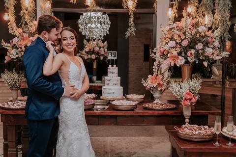 fotos protocolares na mesa do bolo na festa de casamento'