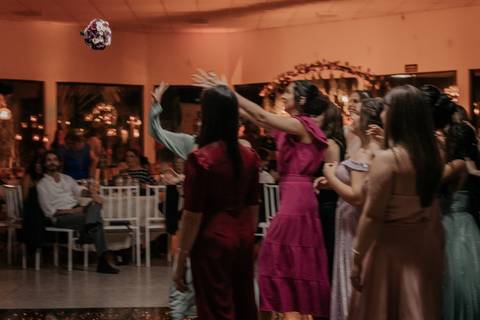 noiva joga bouquet para mulheres'