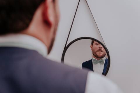 casamento cate e bruno, making of do noivo com os amigos no salão de cabelereiro e barbearia MAISON em Bauru-SP amigos curtem no making of e fotógrafa de casamento Thais Augusto Fotografia registra tudo de forma natural, espontâneo e criativa e mto amor'