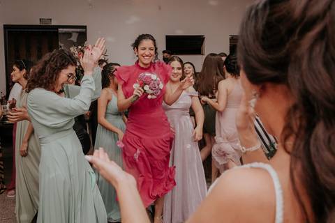 pegar bouquet da noiva na festa de casamento'