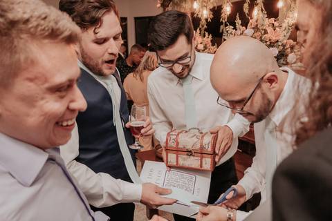 hora da gravata o noivo com padrinhos e amigos se divertem é a hora mais esperada para eles na festa'