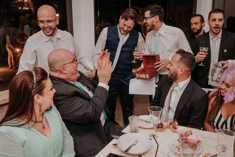 hora da gravata o noivo com padrinhos e amigos se divertem é a hora mais esperada para eles na festa'