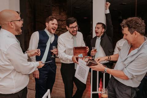 hora da gravata o noivo com padrinhos e amigos se divertem é a hora mais esperada para eles na festa'