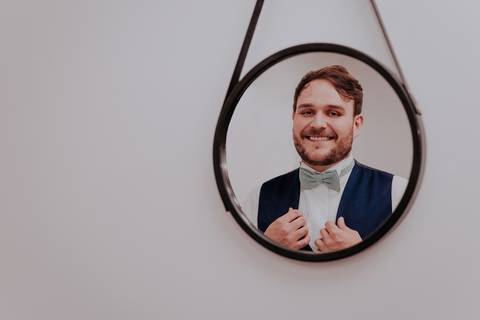 casamento cate e bruno, making of do noivo com os amigos no salão de cabelereiro e barbearia MAISON em Bauru-SP amigos curtem no making of e fotógrafa de casamento Thais Augusto Fotografia registra tudo de forma natural, espontâneo e criativa e mto amor'