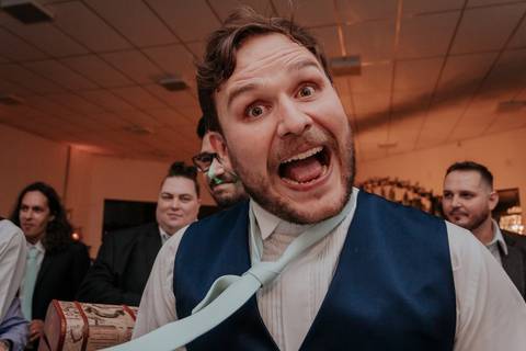 noivo na hora da gravata hora da gravata o noivo com padrinhos e amigos se divertem é a hora mais esperada para eles na festa'