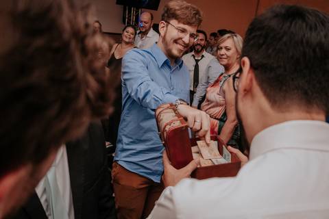 hora da gravata o noivo com padrinhos e amigos se divertem é a hora mais esperada para eles na festa'