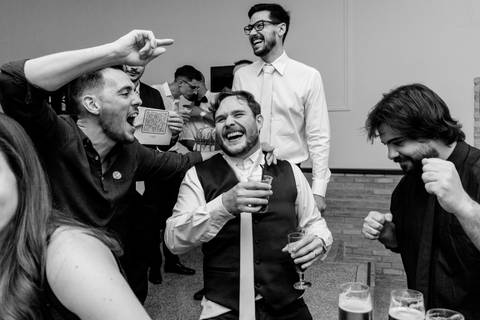 hora da gravata o noivo com padrinhos e amigos se divertem é a hora mais esperada para eles na festa'