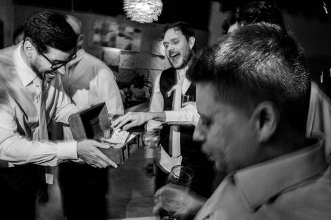 hora da gravata o noivo com padrinhos e amigos se divertem é a hora mais esperada para eles na festa'