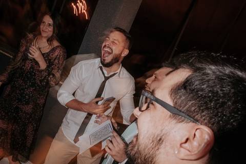 hora da gravata o noivo com padrinhos e amigos se divertem é a hora mais esperada para eles na festa'