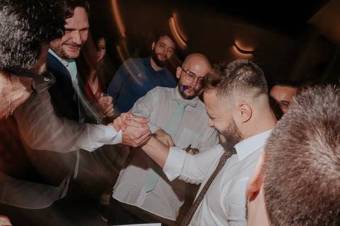 hora da gravata o noivo com padrinhos e amigos se divertem é a hora mais esperada para eles na festa'