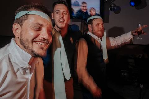 hora da gravata o noivo com padrinhos e amigos se divertem é a hora mais esperada para eles na festa'