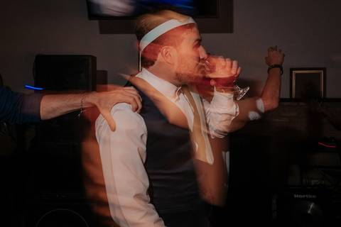 hora da gravata o noivo com padrinhos e amigos se divertem é a hora mais esperada para eles na festa'