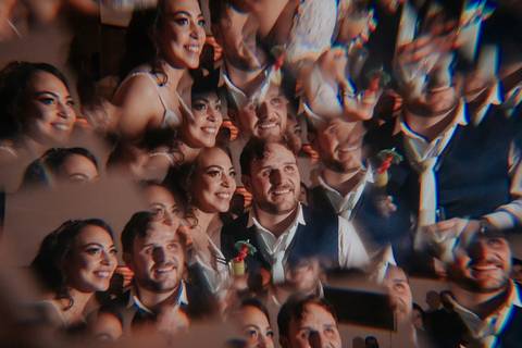 festa de casamento convidados curtindo psicodélico'