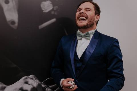 casamento cate e bruno, making of do noivo com os amigos no salão de cabelereiro e barbearia MAISON em Bauru-SP amigos curtem no making of e fotógrafa de casamento Thais Augusto Fotografia registra tudo de forma natural, espontâneo e criativa e mto amor'