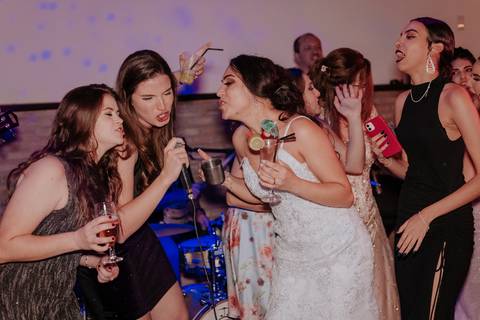 noiva cantando na festa de casamento'