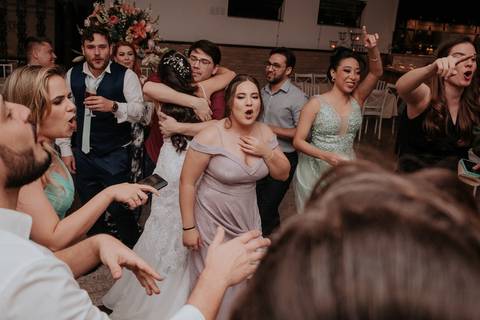 festa de casamento convidados curtindo'