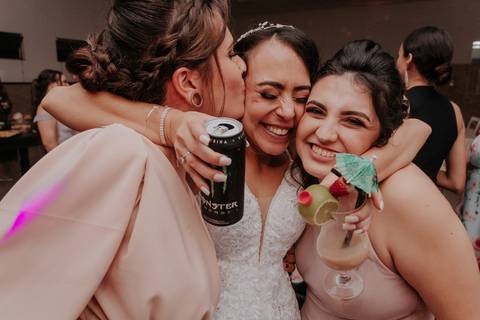 festa de casamento convidados curtindo'